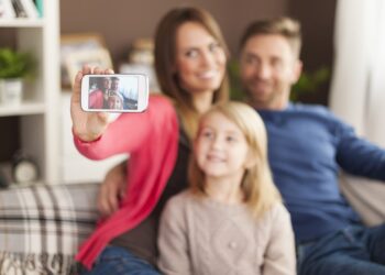 Çocuğunuzu sosyal medyada paylaşmadan önce dikkat etmeniz gereken 7 nokta