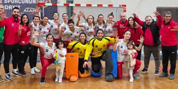 Hokeyin Sultanları Avrupa yarı finallerinde