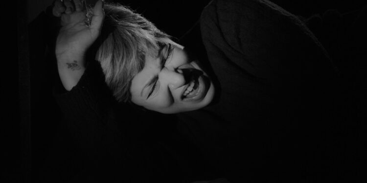 Deniz Arcak’tan Deprem şarkısı