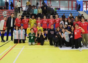 Mavi kelebekler yarı finalde