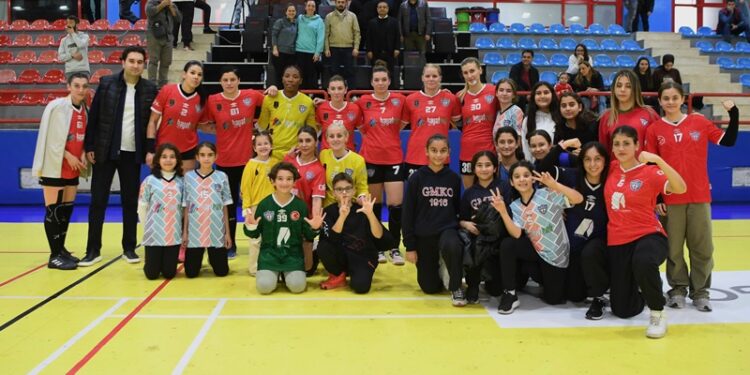 Mavi kelebekler yarı finalde