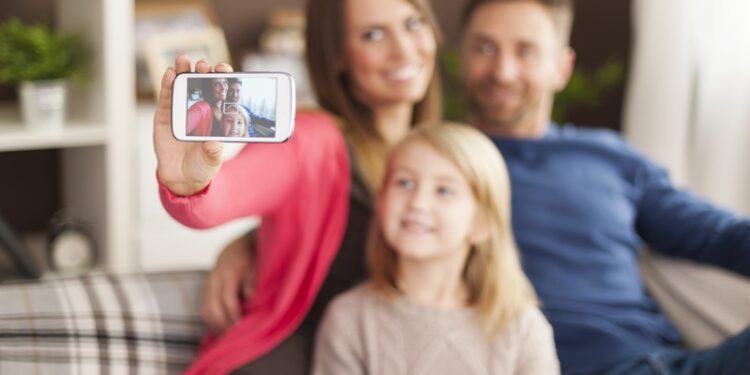 Çocuğunuzu sosyal medyada paylaşmadan önce dikkat etmeniz gereken 7 nokta