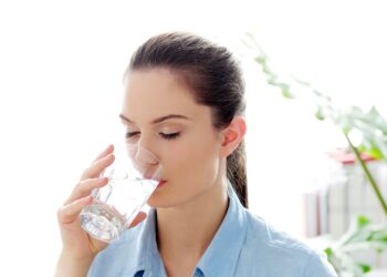 Kilo vermek için yemekten 10 dakika önce bir bardak su için