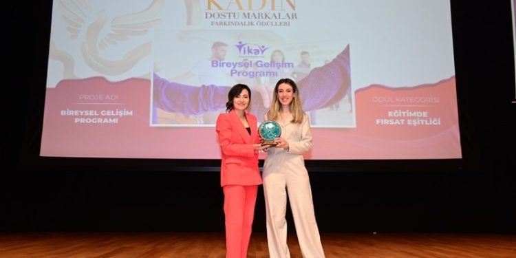 TİKAV’ın Üniversite Öğrencilerine Yönelik Fırsat Eşitliği Yarattığı Projesi ‘Bireysel Gelişim Programı’na Anlamlı Ödül
