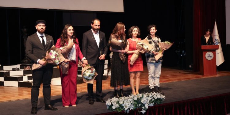 Dokuz Eylül Üniversite’nin Muhsin Ertuğrul tiyatro emek ödülü sahibini buldu