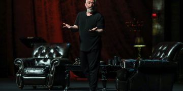 Cem Yılmaz “Geleceğin Hekimleri” için sahneye çıktı