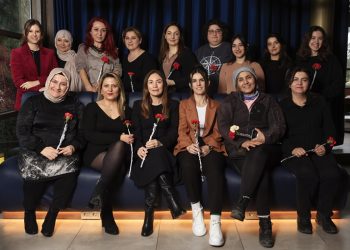 Uber, sektörde sayısı çok az olan kadın taksi sürücülerini destekliyor