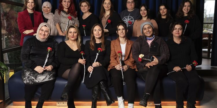 Uber, sektörde sayısı çok az olan kadın taksi sürücülerini destekliyor