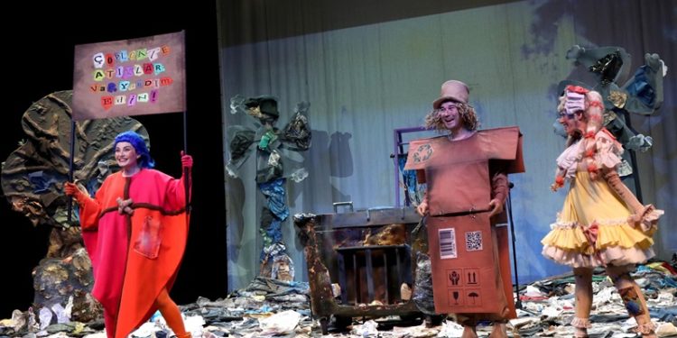 Şehir Tiyatroları, Nisan ayında 33 oyunla seyirciyle buluşturuyor