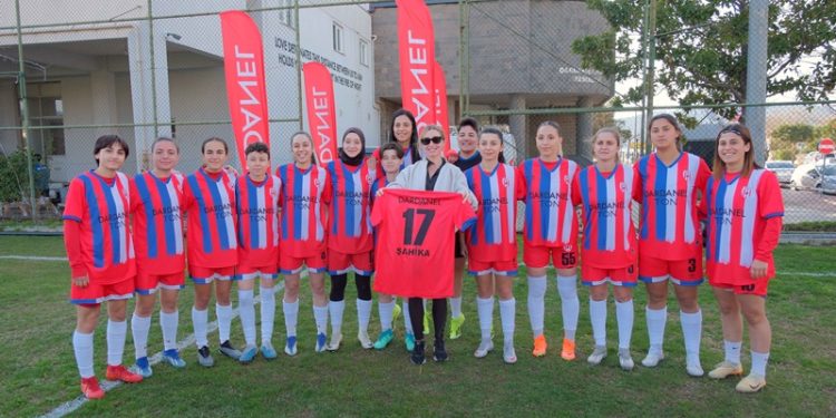 Dardanel Kadın Futbol Takımı’na Şahika Ercümen desteği