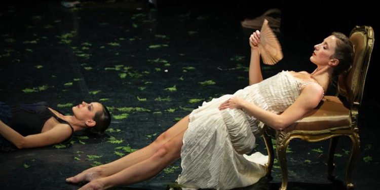 İO Tiyatro Festivali kapsamında dans, akrobasi ve komedinin iç içe geçtiği ‘Soirée’ Das Das’a konuk oluyor