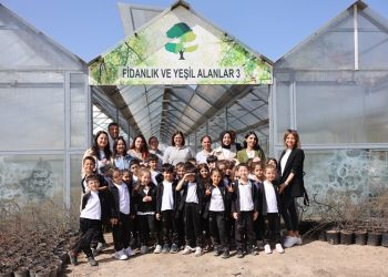 Doğaya sarılan eller