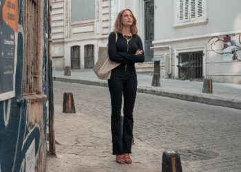 Serenay Sarıkaya’nın başrolünde yer aldığı Ece Yörenç imzalı ‘Kimler Geldi Kimler Geçti’ Netflix’te