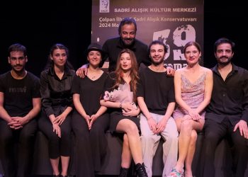 2024 Çolpan İlhan & Sadri Alışık Konservatuvarı öğrencileri   tiyatro sahnesinde mezun oldu…