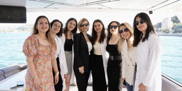 Mercedes-Benz Türk, Atatürk’ü Anma, Gençlik ve Spor Bayramı’nı Geleceğin Hekimleri “Yıldız Kızlar”la kutladı