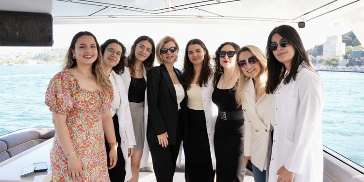 Mercedes-Benz Türk, Atatürk’ü Anma, Gençlik ve Spor Bayramı’nı Geleceğin Hekimleri “Yıldız Kızlar”la kutladı