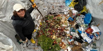 Ünlü Şef Refika Birgül, Gıda israfına dikkat çekmek ve boşa harcama demek için çöp konteynerine girdi