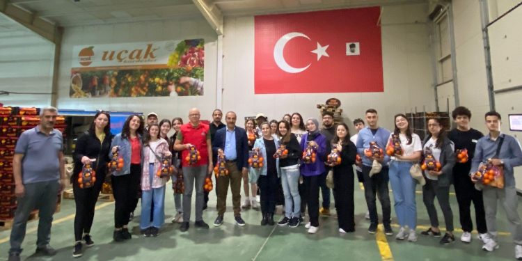 “İşinizi severek yapın, dürüst çalışın, hayal bile edemeyeceğiniz başarı peşinden gelecek”