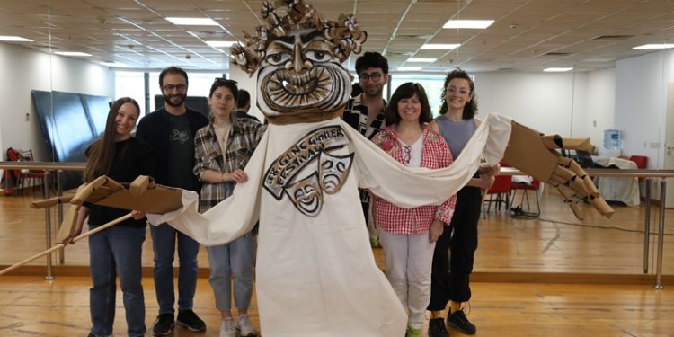 Candan Seda Balaban gençlere kukla ve maske yapımını öğretti