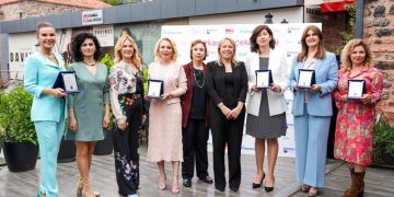 Kadının çekim gücü için el ele