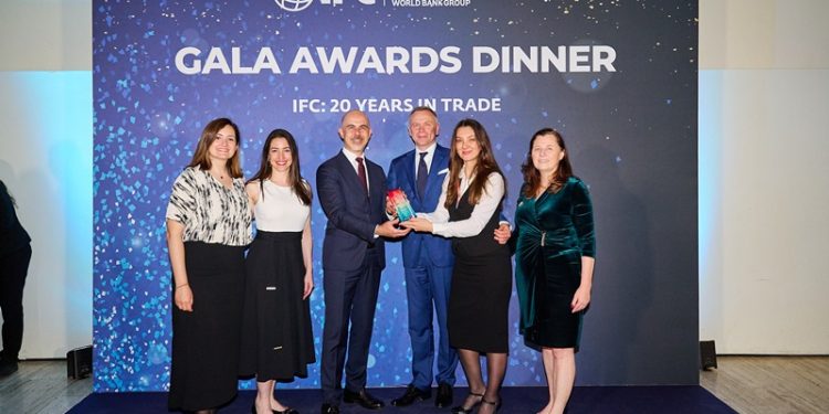 Alternatif Bank dış ticaretteki uzmanlığını aldığı uluslararası ödüllerle taçlandırmaya devam ediyor