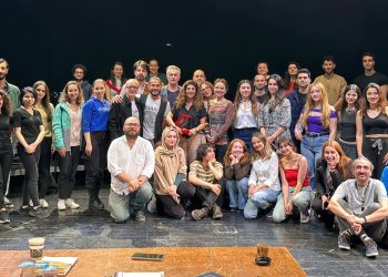 Yelda Baskın genç oyuncularla atölyede buluştu