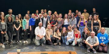 Yelda Baskın genç oyuncularla atölyede buluştu