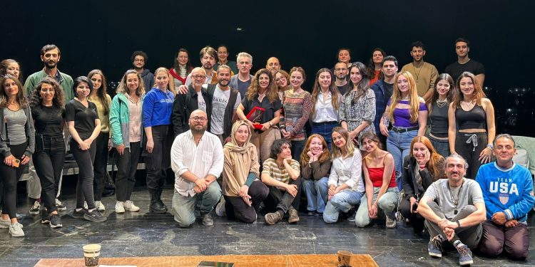 Yelda Baskın genç oyuncularla atölyede buluştu