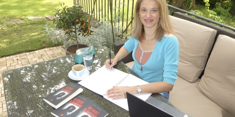 Bir kız çocuğunun duygusal yolculuğunu anlatan ’’Kendi Başına” adlı kitap raflarda yerini alıyor