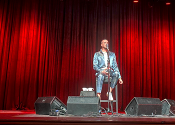 Cem Adrian “Solmayan Şarkıları” binlerce kişiyle söyledi