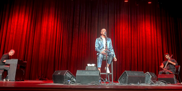 Cem Adrian “Solmayan Şarkıları” binlerce kişiyle söyledi