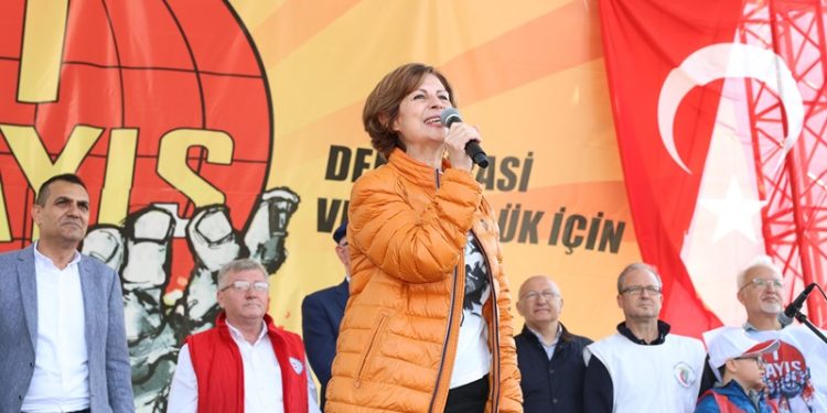 Başkan Ayşe Ünlüce : “Bu meydandan Eskişehir’e, Türkiye’ye, dünyaya sesleniyoruz. Yaşasın 1 Mayıs!”