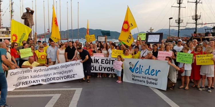 Marmaris’te “Türkiye Yüzyılı Maarif Modeline Halk Protestosu” /Ata Sevgi