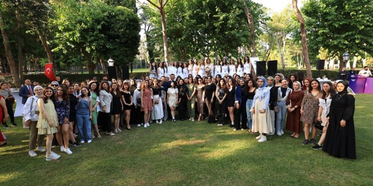 ‘Büyüt Hayallerini’ Üçüncü dönem mezunlarını verdi