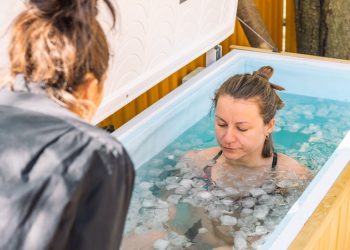 Regl ağrılarıyla başa çıkmanın yolu soğuk duş terapisi