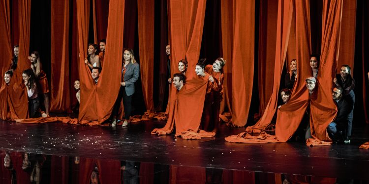 Shakespeare’in ölümsüz eseri “Bir Yaz Gecesi Rüyası” ile izleyicilere unutulmaz bir gece yaşattı