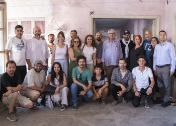 Kesilmiş bir ağaç gibi