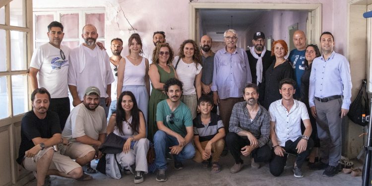 Kesilmiş bir ağaç gibi