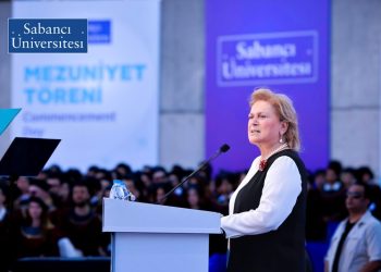 Güler Sabancı : ”Unutmayın, en sıkıntılı zamanlarda, en zor kararlarda daima evrensel değerler yolunuza ışık olacaktır: İnsan hakları, hukukun üstünlüğü, eşitlik ve barıştan yana olmalısınız.”