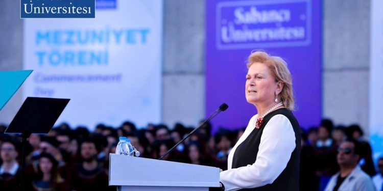 Güler Sabancı : ”Unutmayın, en sıkıntılı zamanlarda, en zor kararlarda daima evrensel değerler yolunuza ışık olacaktır: İnsan hakları, hukukun üstünlüğü, eşitlik ve barıştan yana olmalısınız.”