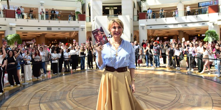 D&R’da 6 saat süren Gülse Birsel imza kuyruğu