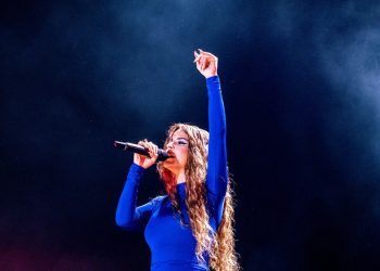 Simge, on binlerce Bursalıya müzik ziyafeti yaşattı