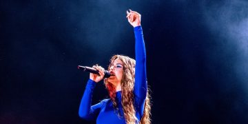 Simge, on binlerce Bursalıya müzik ziyafeti yaşattı