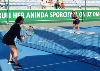 Dr. Yasemin Savaş ve Hülya Avşar’dan gösteri maçı