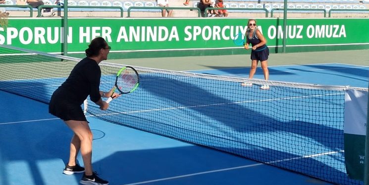 Dr. Yasemin Savaş ve Hülya Avşar’dan gösteri maçı