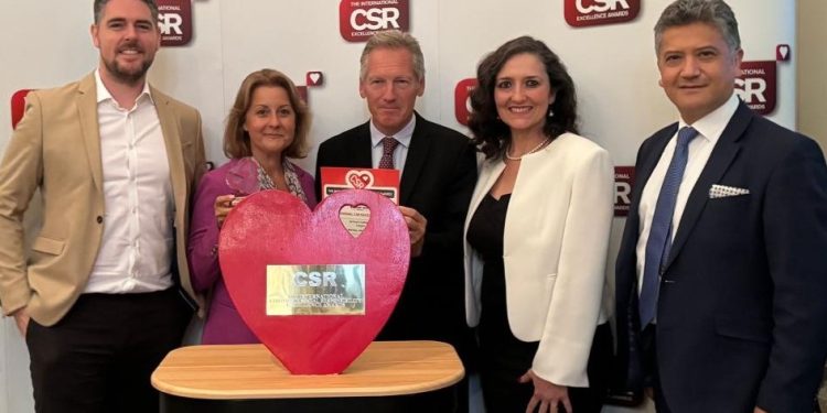 Zurich Sigorta Grubu Türkiye’ye kurumsal sosyal sorumluluk mükemmeliyet ödülü