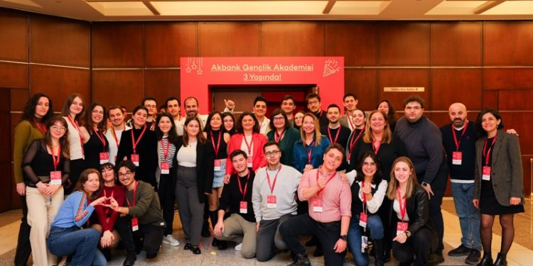 Akbank Gençlik akademisi gençlerin enerjisiyle büyüyor