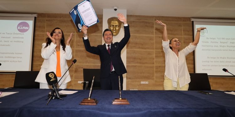 Muğla Belediye Başkanı Ahmet Aras, şiddete karşı tutum belgesi’ni imzaladı