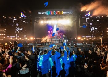 Van Kültür Yolu Festivali’nde  Fatma Turgut öğrencilere kep attırdı