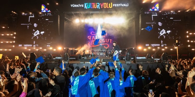 Van Kültür Yolu Festivali’nde  Fatma Turgut öğrencilere kep attırdı